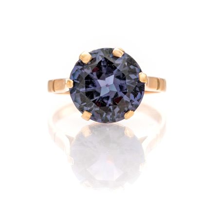 Anello in oro e ametista Oro giallo 750/000. Peso complessivo gr. 3,30 Misura 12