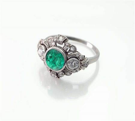 Anello decò in oro, smeraldo e brillanti Oro bianco 750/000. Peso complessivo...