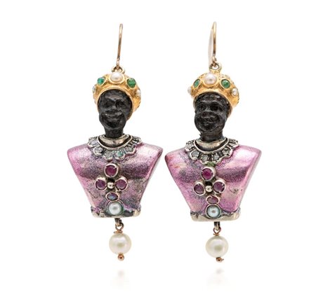 Coppia di orecchini moretti in oro, argento rubini, smeraldi e perle Oro a...