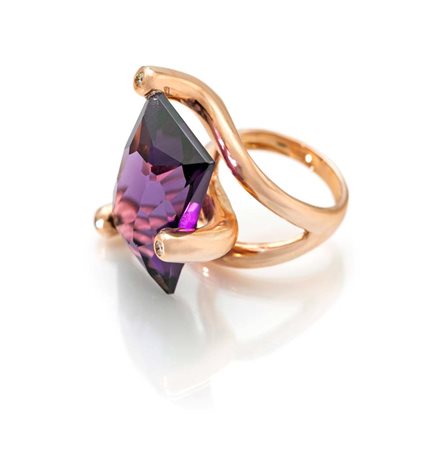Anello in oro, ametista e brillanti Oro rosa 750/000. Peso complessivo gr....
