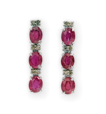 Coppia di orecchini pendenti in oro, rubini e brillanti Oro bianco 750/000....