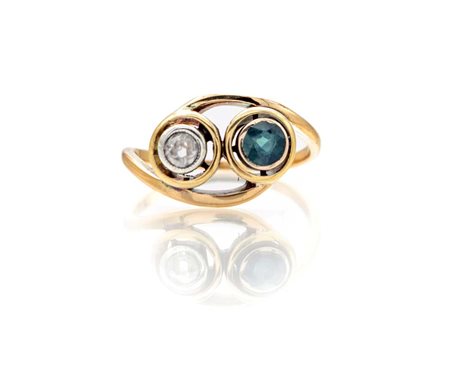 Anello antico in oro, diamante e zaffiro Oro giallo 750/000. Peso complessivo...