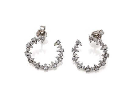 Coppia di orecchini a cerchio in oro e brillanti Oro bianco 750/000. Diamanti...