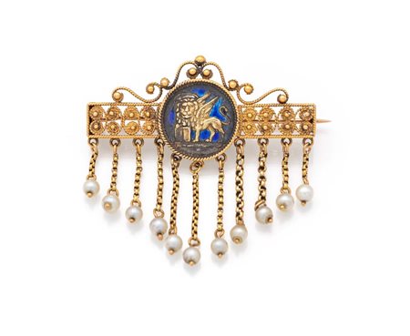 Spilla veneziana in oro e perle Oro giallo 750/000. Fregio centrale del Leone...