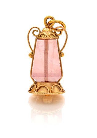 Pendente in oro e quarzo rosa Oro giallo 750/000. Peso complessivo gr. 6. cm 3