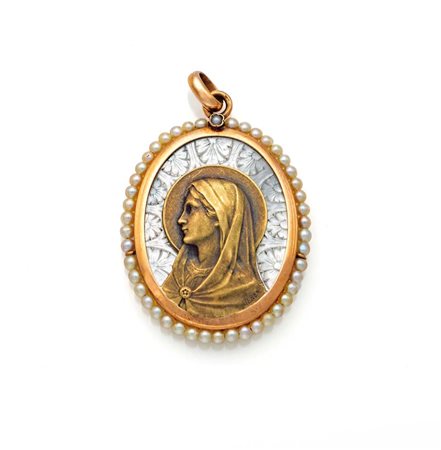 Ciondolo sacro in oro e perle Oro giallo 750/000. Peso complessivo gr. 5,70...