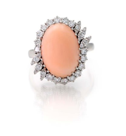 Anello in oro e corallo Oro bianco 750/000. Diamanti in taglio rotondo...