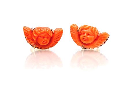 Coppia di orecchini in oro e corallo Oro giallo 750/000. Corallo scolpito a...