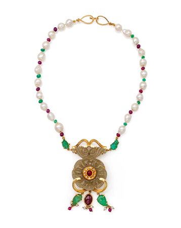 Collana in oro, perle, smeraldi, rubini e giada. Oro giallo 750/000. Veste cm 41
