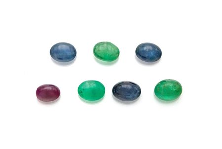 Gruppo di 7 zaffiri, smeraldi e rubini in taglio cabochon ct 11,95