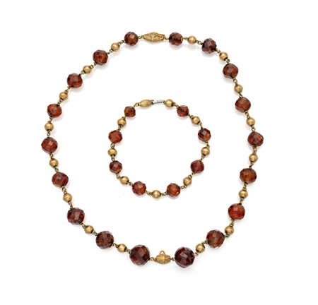 Collana e bracciale antichi n oro e ambra Oro giallo 750/000. Sfere in ambra...