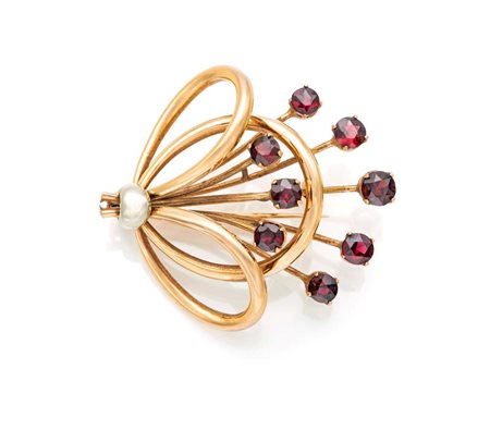 Spilla a ramo in oro e granati Oro giallo 750/000. Peso complessivo gr. 13,40...