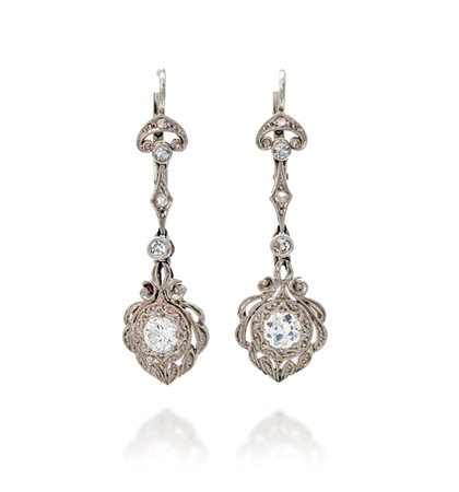Coppia di orecchini pendenti, decò, in oro e brillanti Oro bianco 750/000....