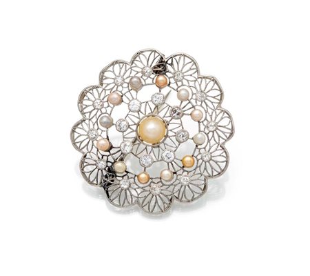 Spilla art nouveau in oro, perle e diamanti Oro bianco 750/000. Lavorazione a...