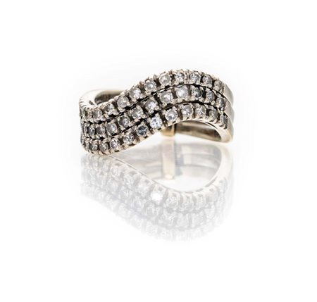 Anello in oro e brillanti a tre file Oro bianco 750/000. Diamanti in taglio...