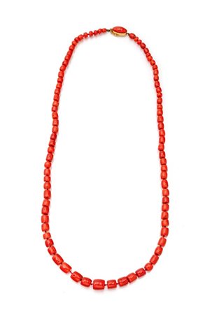 Collana in corallo e oro Oro giallo 750/000. Corallo rosso in taglio...
