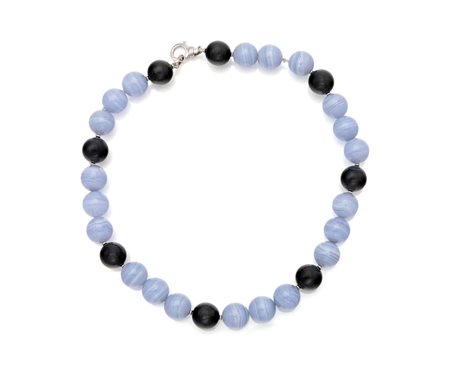 Collana in calcedonio, onice ed oro Oro bianco 750/000. Lunghezza cm 45