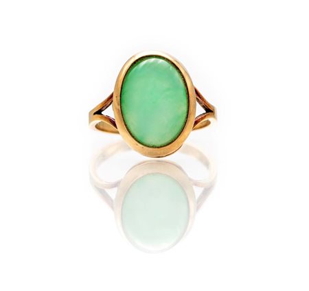 Anello in oro e giada Oro giallo 750/000. Peso complessivo gr. 3,30. Misura 12