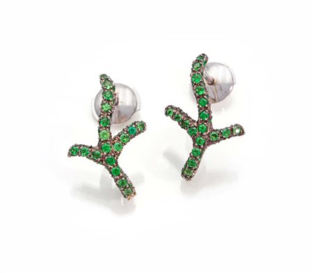 Coppia di orecchini a ramo in oro e tsavoriti. Oro bianco 750/000. Peso...
