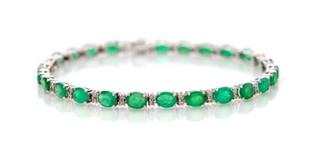 Bracciale tennis in oro, smeraldi e brillanti Oro bianco 750/000. Smeraldi in...
