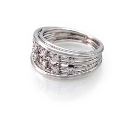 Anello a fascia in oro e brillanti Oro bianco 750/000. Peso complessivo gr....