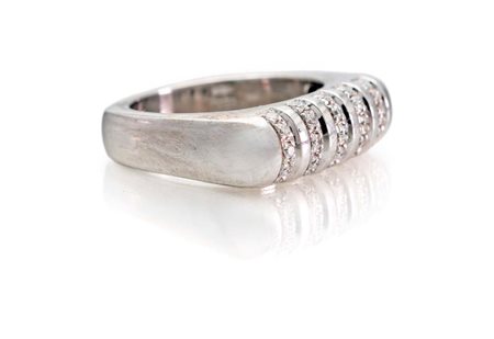 Anello a fascia in oro e brillanti Oro bianco 750/000. Peso complessivo gr....