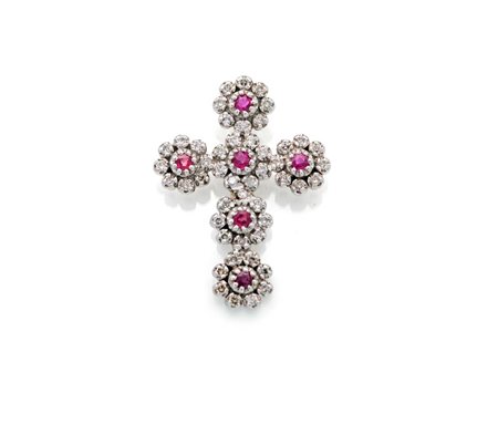 Pendente a croce in oro, rubini e brillanti Oro bianco 750/000. Diaamnti in...