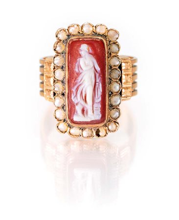 Anello antico in oro, cammeo su corniola e perle Oro giallo 750/000. Peso...