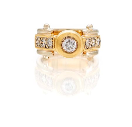 Anello in oro e brillanti Oro giallo e bianco 750/000. Diamante solitario...