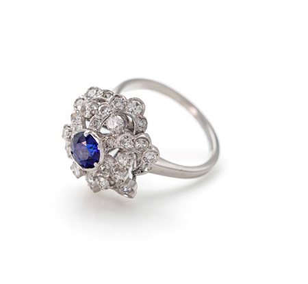 Anello a fiore, zaffiro e brillanti Oro bianco 750/000. Peso complessivo gr....