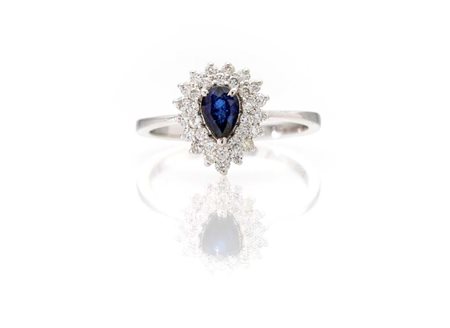 Anello in oro, zaffiro a goccia e brillanti Oro bianco 750/000. Peso...