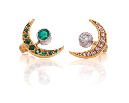 Orecchini in oro, smeraldi e brillanti Oro giallo 750/000. Diamante solitario...