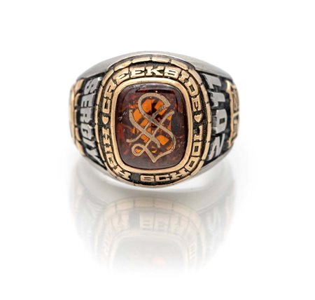 Anello a sigillo in oro, argento e pietra centrale. Oro giallo a basso...