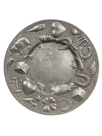 Per Atena. Falda cesellata in bassorilievo a motivi di animali, dadi e ferri...