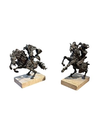 In bronzo su base in marmo. Firmate. Coppia di sculture raffiguranti...