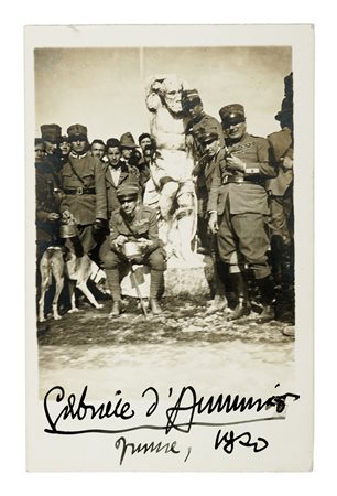 D'Annunzio Gabriele, Fotocartolina con firma autografa. Datata Fiume 1920....