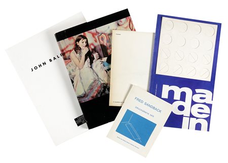 Lotto di 5 cataloghi di mostre. XX secolo. Compongono il lotto: 1) Oldenburg...