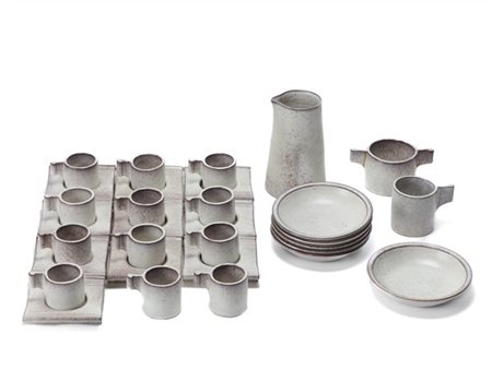 Alessio Tasca Lotto di dodici tazzine e dieci piattini, due tazze diverse, un ve