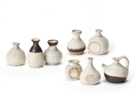 Bruno Gambone Otto modellini di vasi in gres smaltato nei toni del bianco, bruno