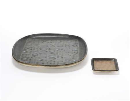 Bruno Gambone Lotto composto da un piatto decorativo in terracotta smaltata nei