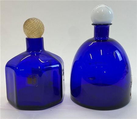 Carlo Moretti Due bottiglie in vetro soffiato blu trasparente con tappi in vetro