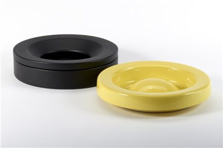 Angelo Mangiarotti Lotto composto da un posacenere circolare in ceramica smaltat