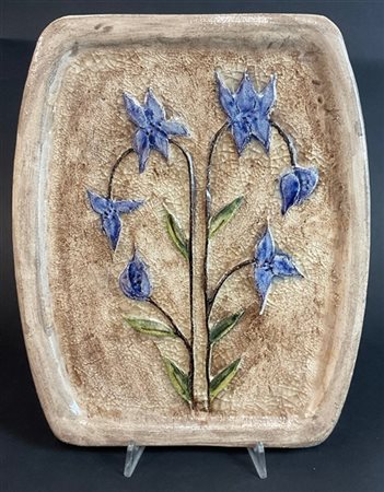 Piatto decorativo in ceramica smaltata e invetriata e decorata da fiori. Firmat