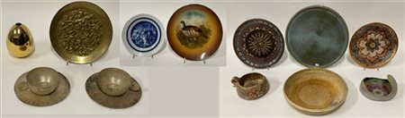 Lotto composto da un piatto centrotavola in ceramica smaltata celeste e verde d