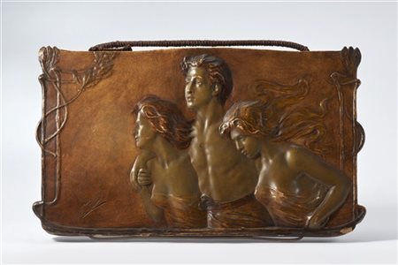 Montenave Placca Jugendstil in terracotta dipinta con figure a rilievo. Manifatt