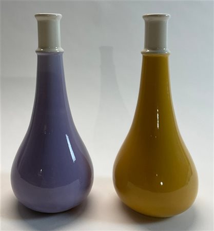 Bucci Lotto composto da due bottiglie in ceramica formata a colaggio smaltata in