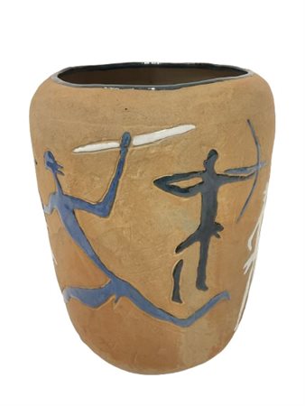 Vaso in terracotta modellata al tornio, decorata con scena di cacciatori primit