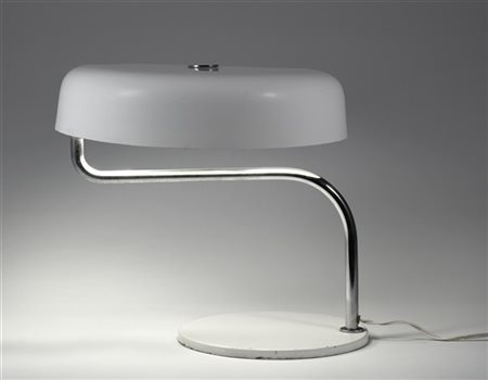 Lampada da tavolo con paralume in metallo laccato bianco e metallo cromato. Ita
