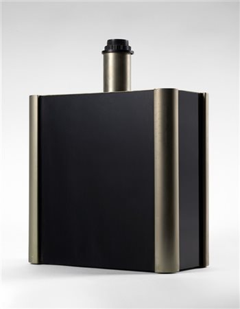 Lampada da tavolo in fusione d'alluminio nichelato e lucite nera, paralume cili