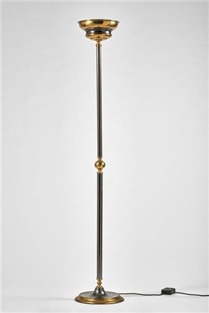 Lampada da terra in metallo brunito e ottone. Italia, anni '80/'90. (h cm 178,5